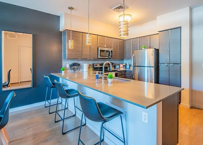 Homey 1bd - Dt Phx - Parking, Gym, Pool - Sleeps 6 Apartment *