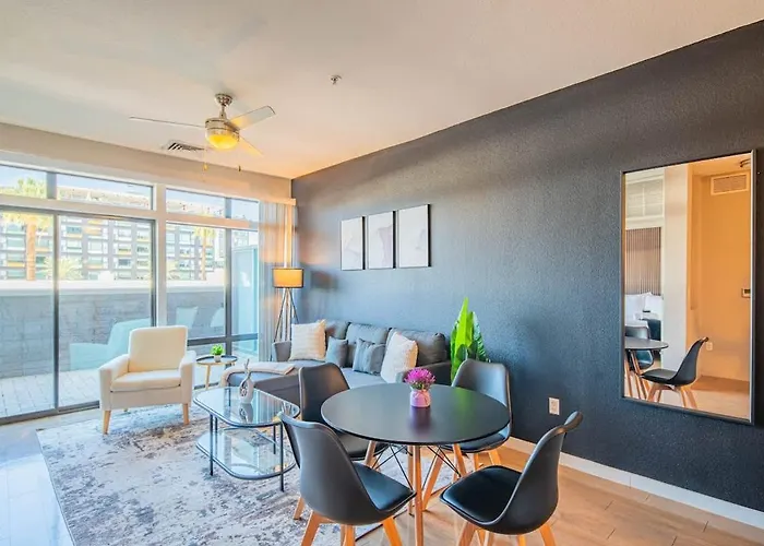 Homey 1bd - Dt Phx - Parking, Gym, Pool - Sleeps 6 *