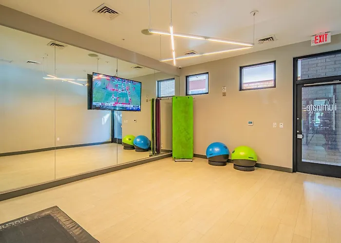 Homey 1bd - Dt Phx - Parking, Gym, Pool - Sleeps 6 Apartment *